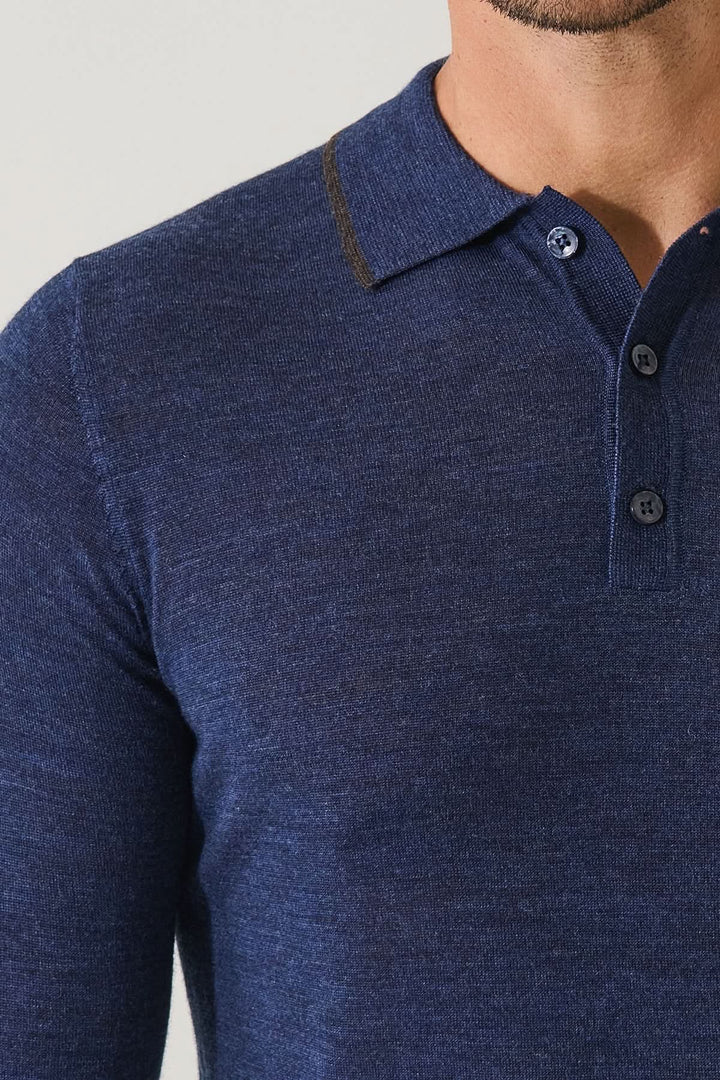 Polo boutonné en laine mérinos extra-fine, bleu marine, détail des boutons et texture fine pour élégance quotidienne.