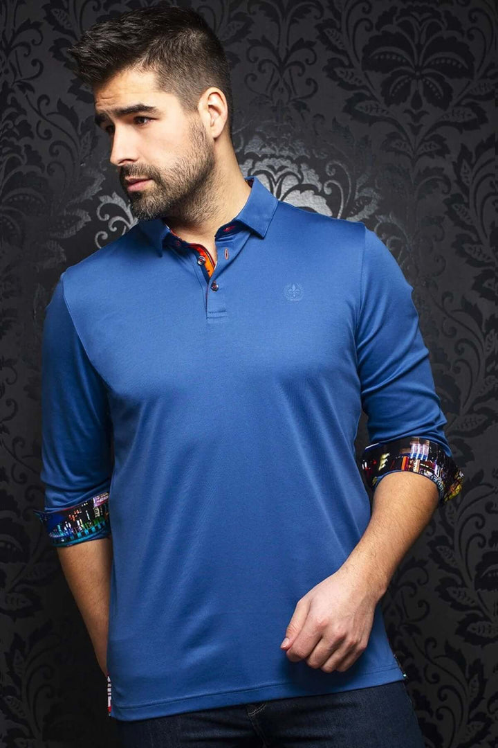 Polo à manches longues bleu avec détails colorés aux poignets, offrant confort et modernité.
