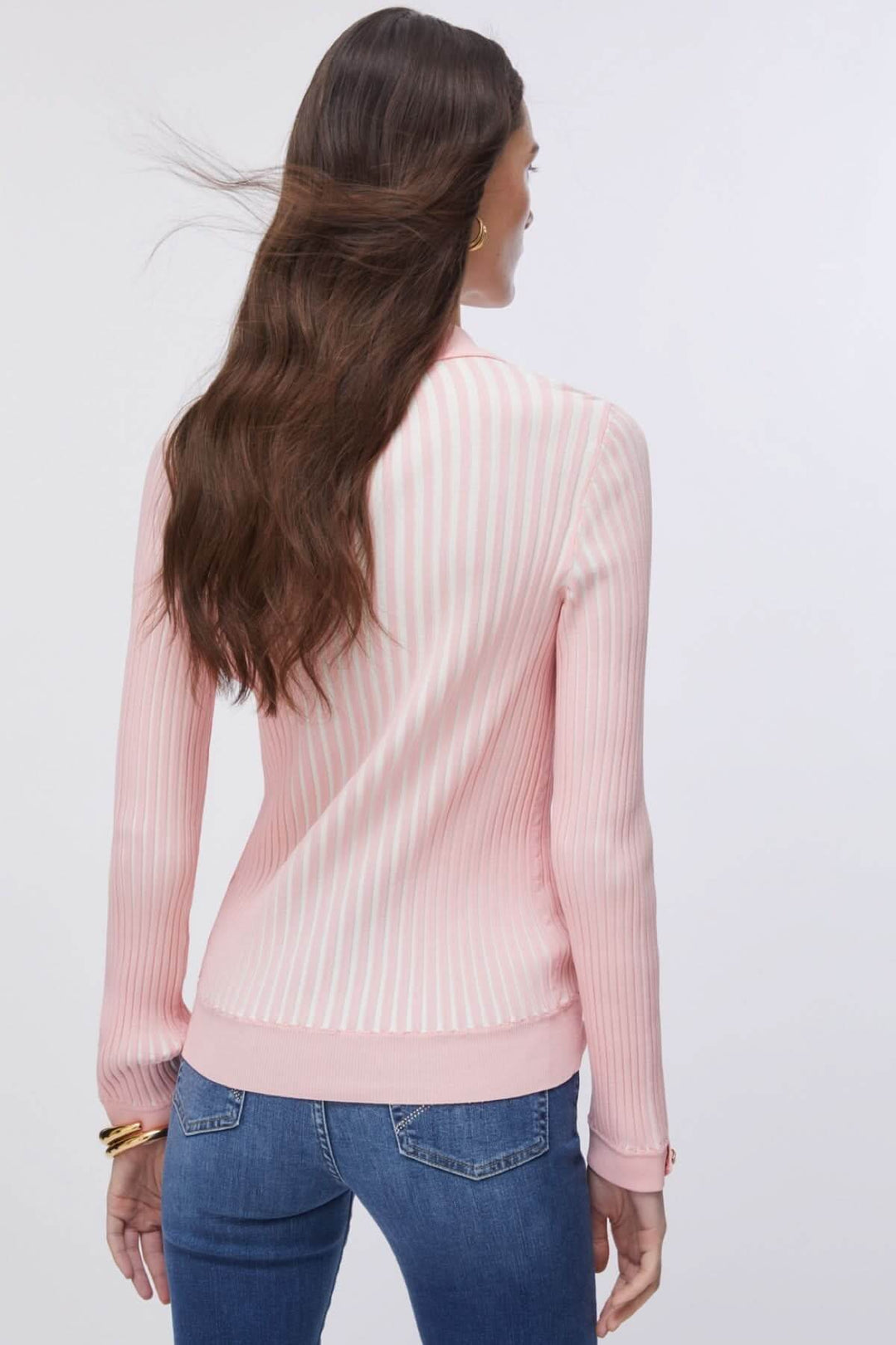 Femme portant un Polo en maille côtelée à demi-glissière, manches longues, ajusté, de dos, couleur rose pastel.