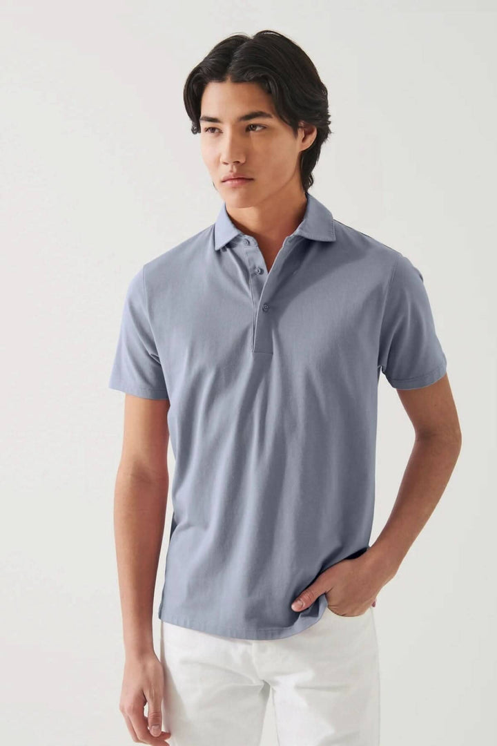 Polo manches courtes bleu clair, col classique, tissu doux et respirant, style chic et décontracté.