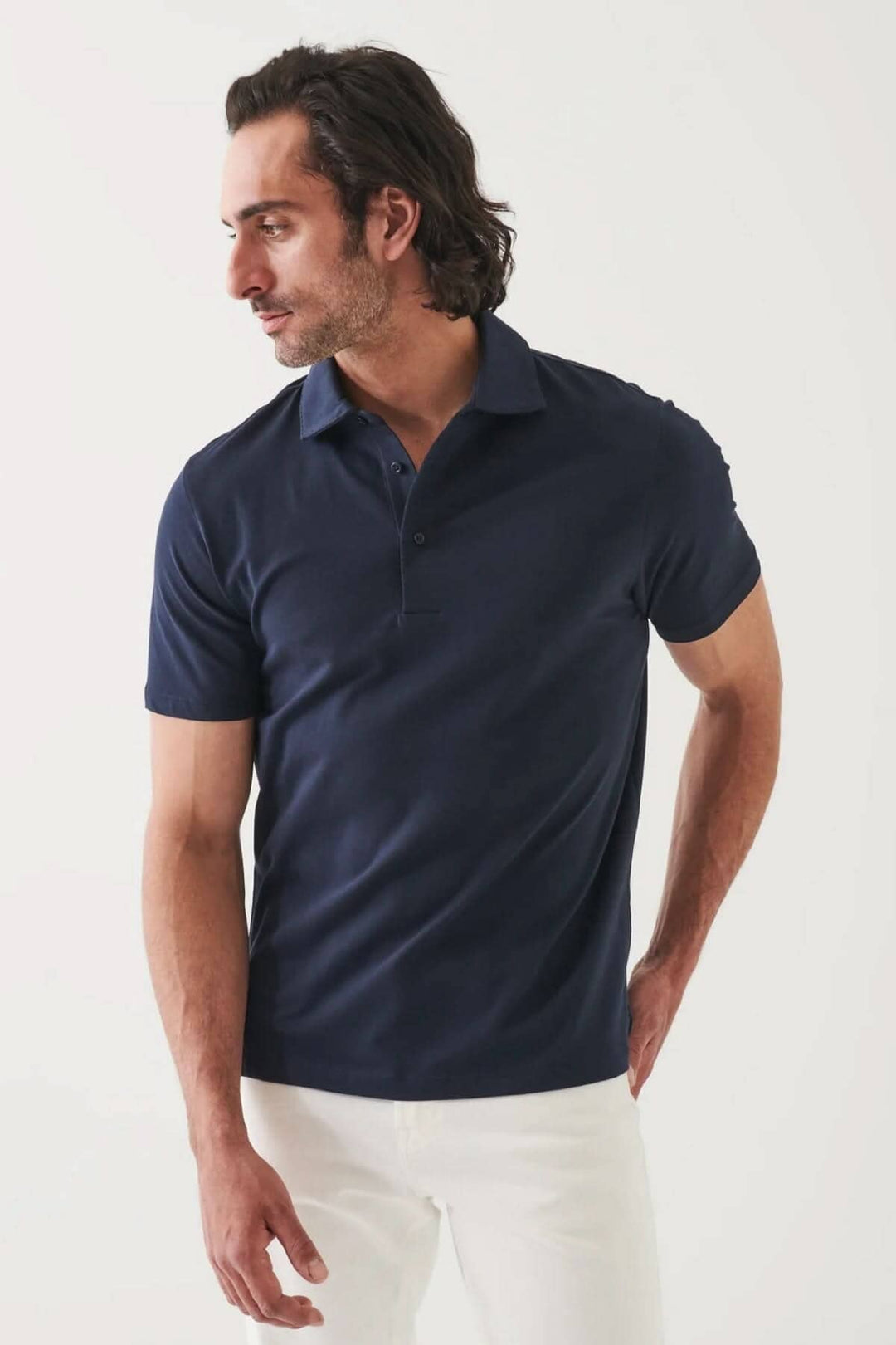 Polo manches courtes bleu marine, col classique et coupe fluide, parfait pour un style décontracté et chic.