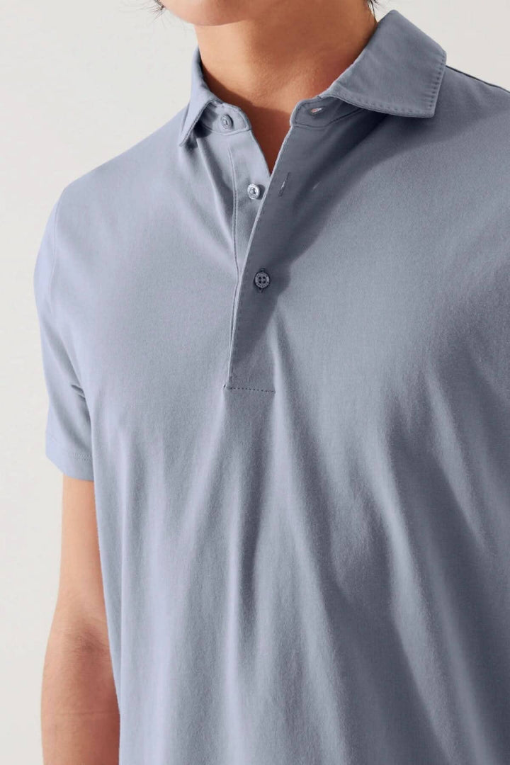Polo manches courtes gris, col classique, tissu doux et respirant pour un look chic et décontracté.