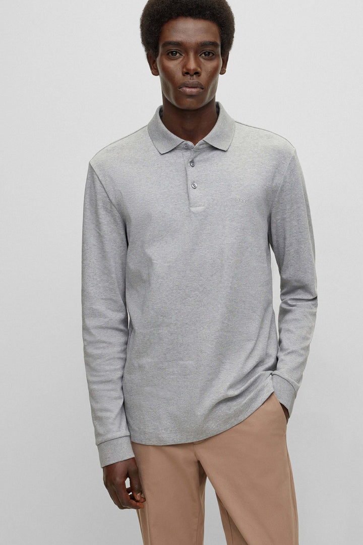Homme portant un Polo manches longues Pado en coton interlock gris, style élégant et décontracté par BOSS.