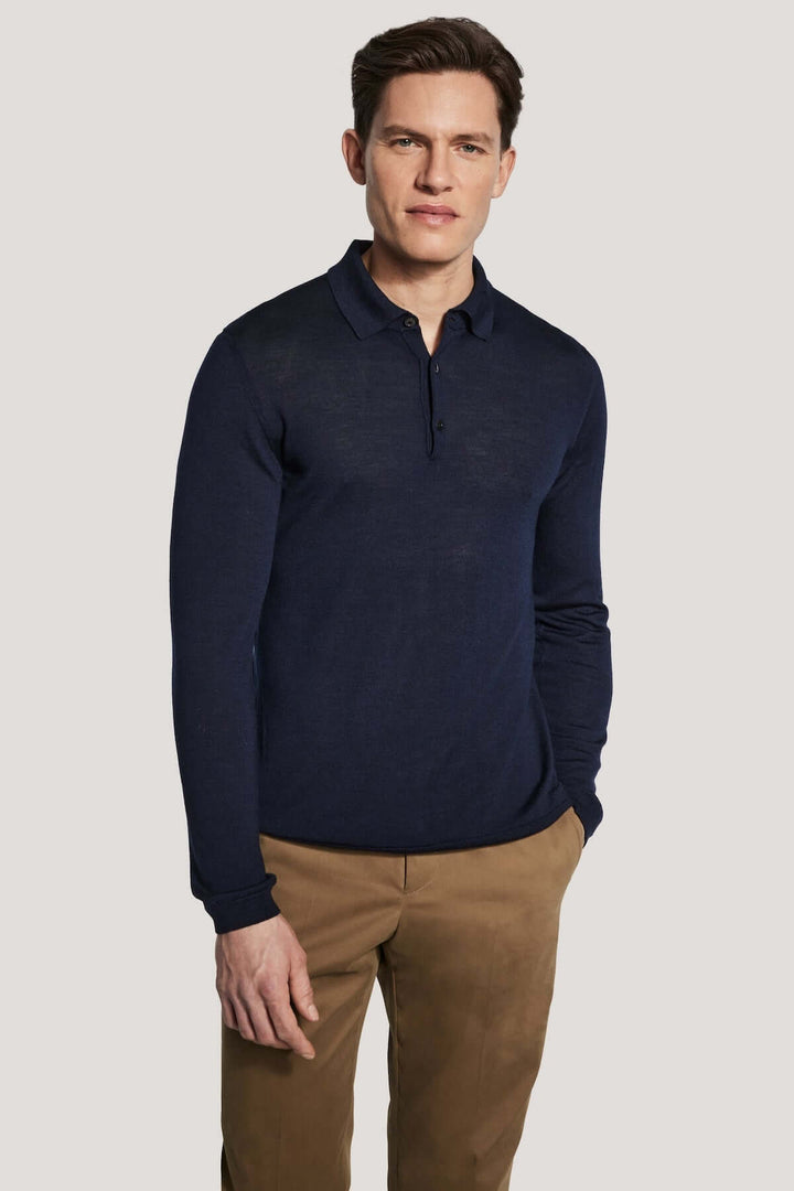Homme portant un Polo manches longues en laine mérinos et soie, élégant et moderne, idéal pour le confort quotidien et le style sophistiqué.