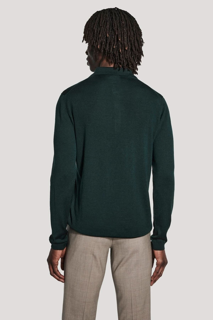 Polo manches longues en laine mérinos et soie de dos, avec coupe ajustée et épaules montées, tricoté en maille fine calibre 14.