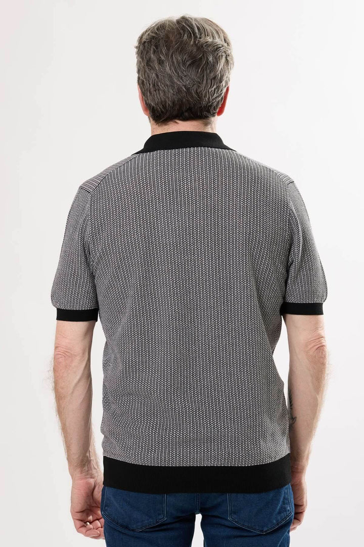 Polo à micro-motif, col contrastant, à manches courtes, offrant une allure moderne et soignée.