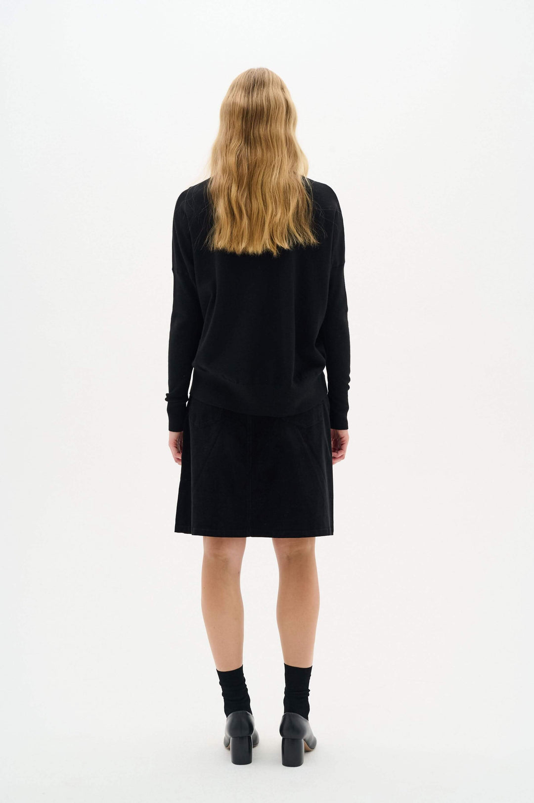 Pull noir à col roulé Kellsie, vu de dos, avec une coupe ample et un style élégant.