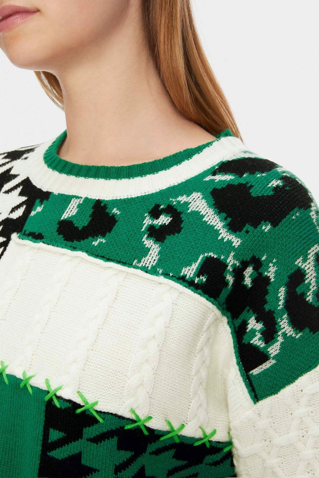 Pull en maille à motifs mélangés avec col rond et design oversize, en laine verte et blanche.