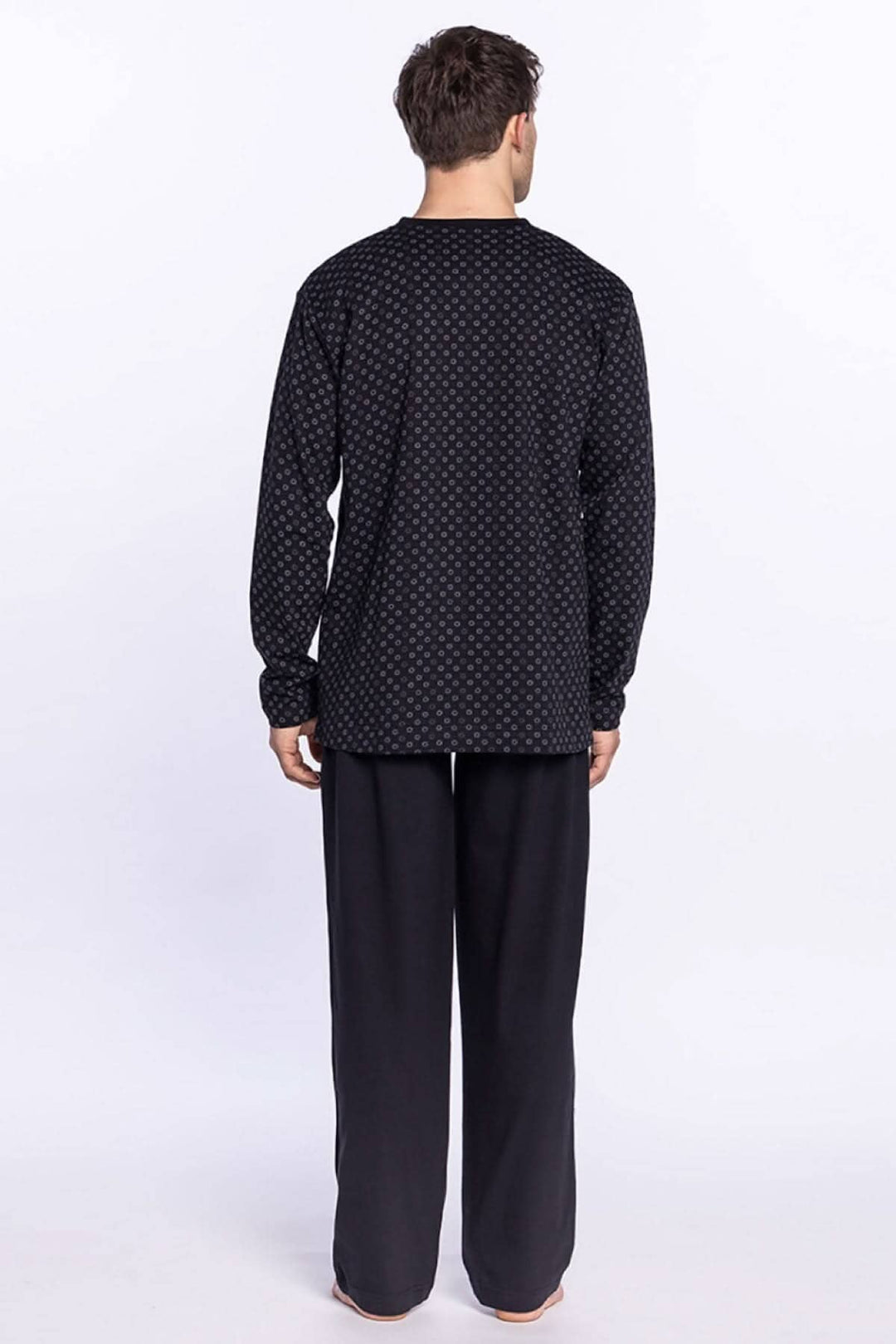 Pyjama Foggy pour hommes avec t-shirt à motifs et pantalon noir, 100 % coton, style minimaliste.