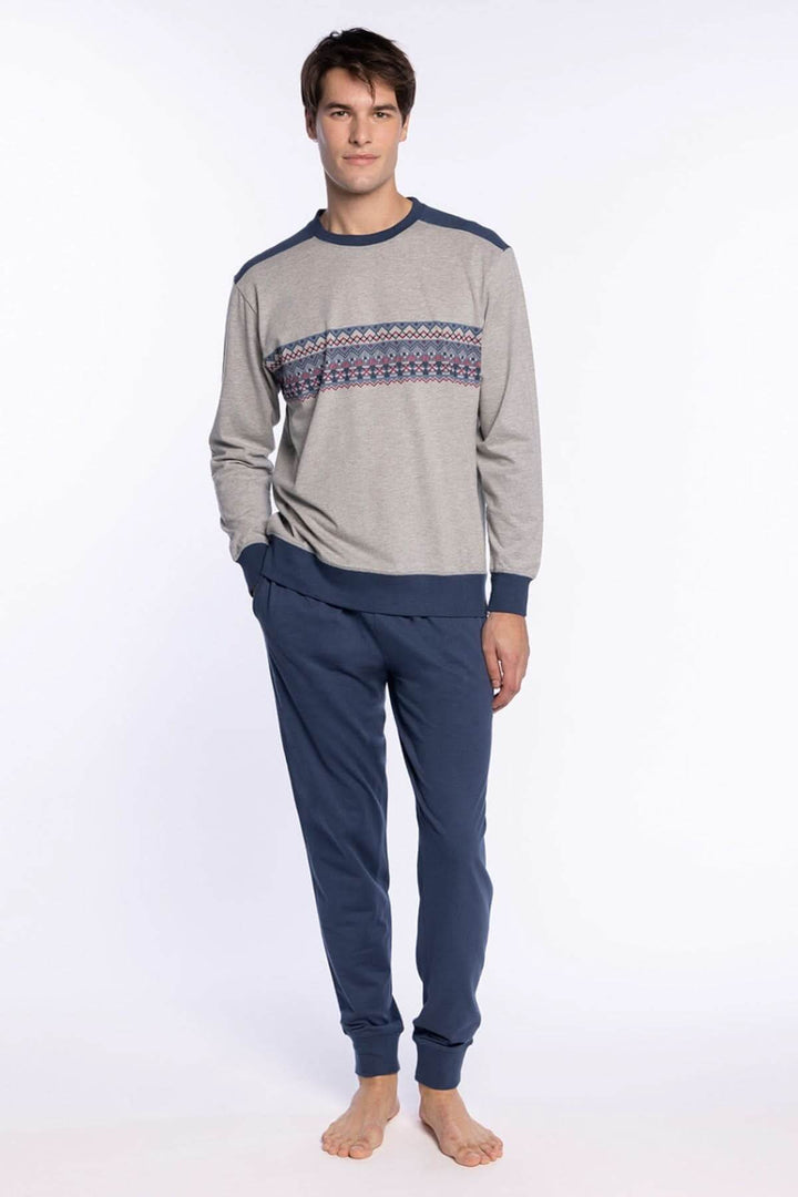 Homme portant un Pyjama Long en Coton – Motif Géométrique gris et bleu, manches longues et pantalon élastique avec cordon ajustable.