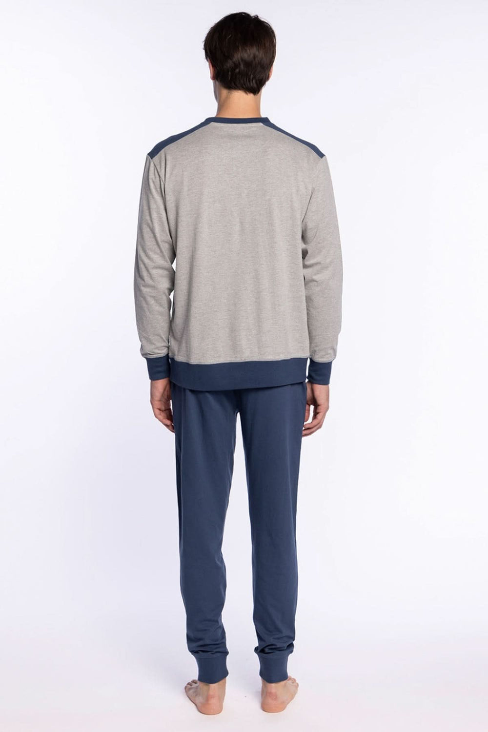 Pyjama Long en Coton – Motif Géométrique vu de dos, homme portant ensemble gris et bleu avec poignets et cordon ajustable.