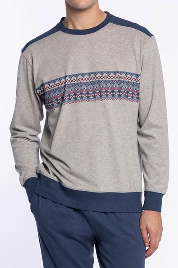 Homme portant un Pyjama Long en Coton – Motif Géométrique avec un haut gris et un pantalon bleu, style moderne et confortable.