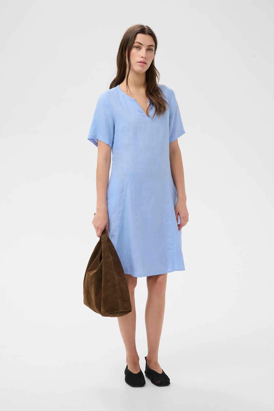 Robe Aminasa bleue avec coupe fluide, encolure en V et manches courtes, idéale pour une allure naturelle et élégante.