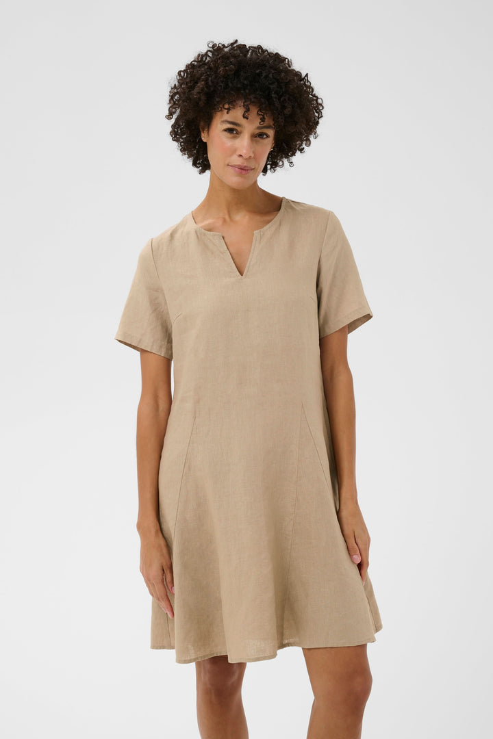 Robe Aminasa - Robe fluide beige avec encolure en V, manches courtes et coupe évasée. Idéale pour un style naturel et élégant.