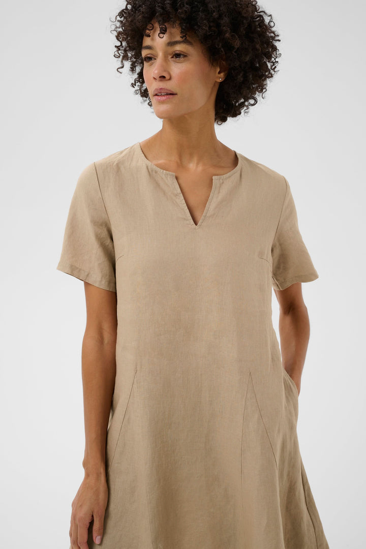 Robe Aminasa en lin beige avec encolure en V, coupe fluide et manches courtes, idéale pour un style naturel et confortable.