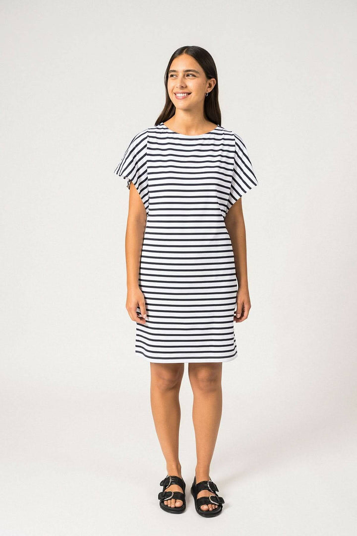 Robe Cassis à rayures bretonnes, légère, manches chauve-souris, chic pour journées ensoleillées.