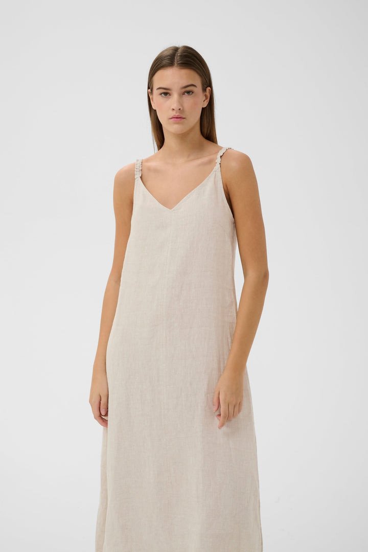 Robe Elinor midi fluide à bretelles fines, encolure en V, tissu léger, coupe ample, élégance intemporelle en lin.