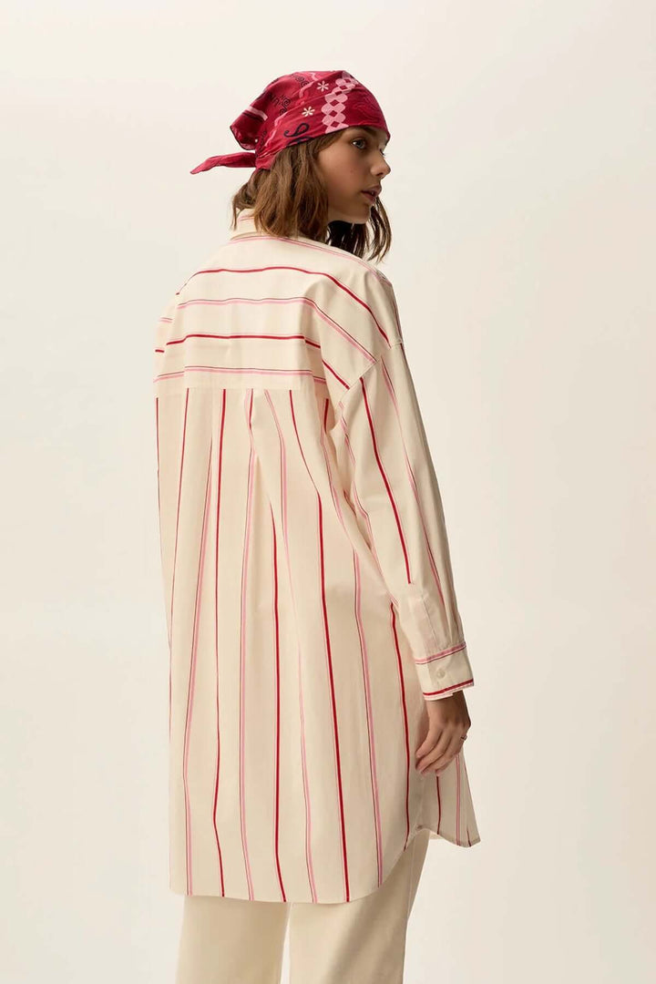 Robe Ulya longue rayée avec coupe oversize, manches longues et bandeau rouge, idéale pour un look décontracté.