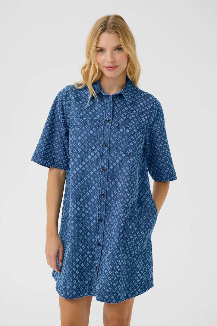 Robe-chemise en denim léger avec motifs géométriques discrets, coupe ample et manches courtes, parfaite pour l&