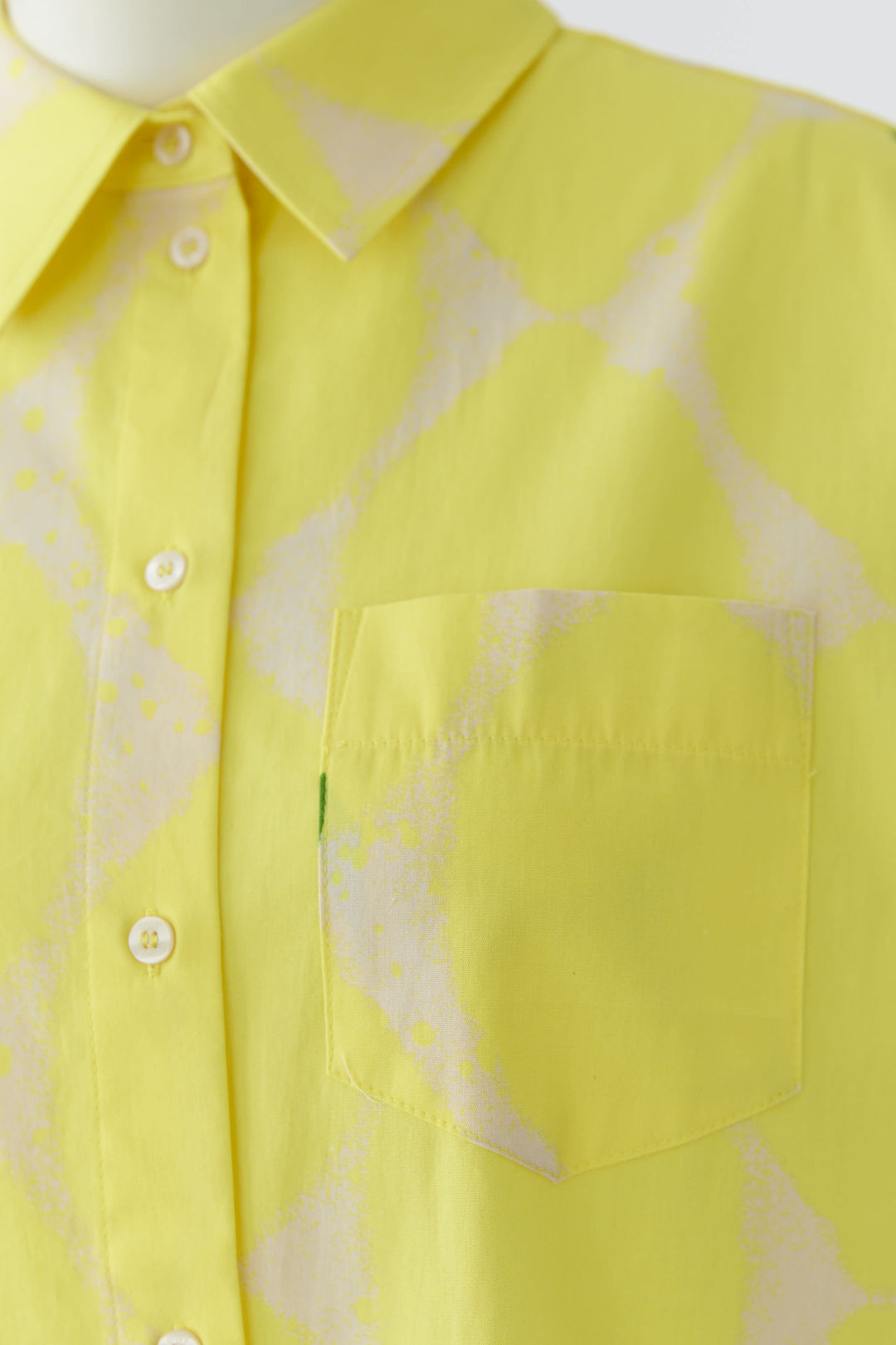 Robe chemise fluide imprimée jaune avec poche poitrine et col classique