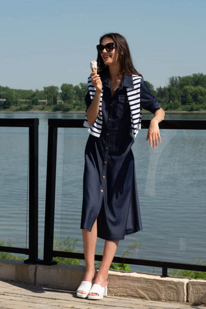 Femme en robe chemisier aspect denim, lunettes de soleil, dégustant une glace près d&