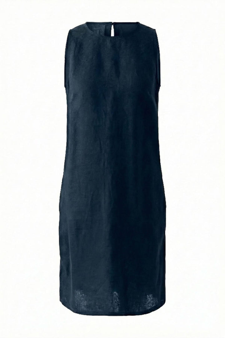 Robe coupe fluide intemporelle en tissu léger, élégante et polyvalente, parfaite pour diverses occasions, avec encolure dégagée.
