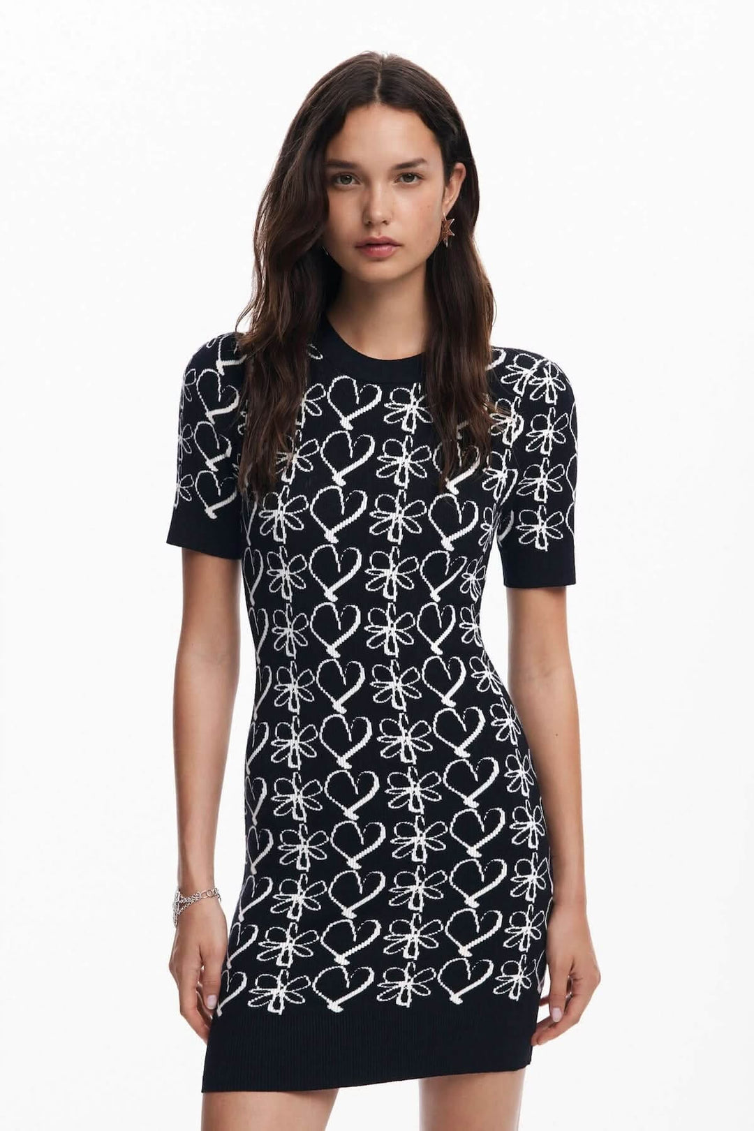 Robe courte en maille imprimée avec motifs de cœurs et fleurs, style romantique et ajusté.