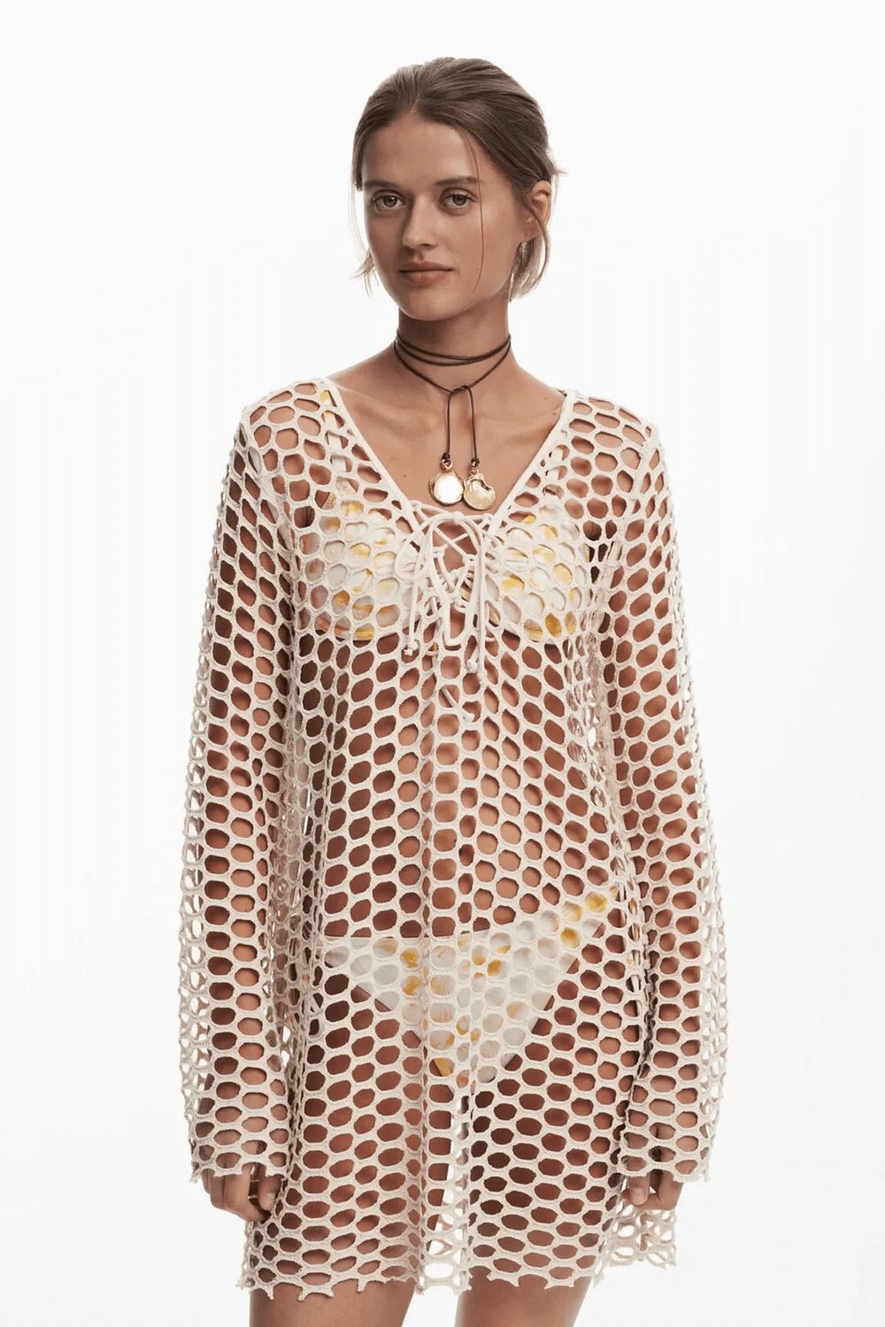Robe de plage en crochet ajouré avec col en V et manches longues, parfaite pour un look bohème.