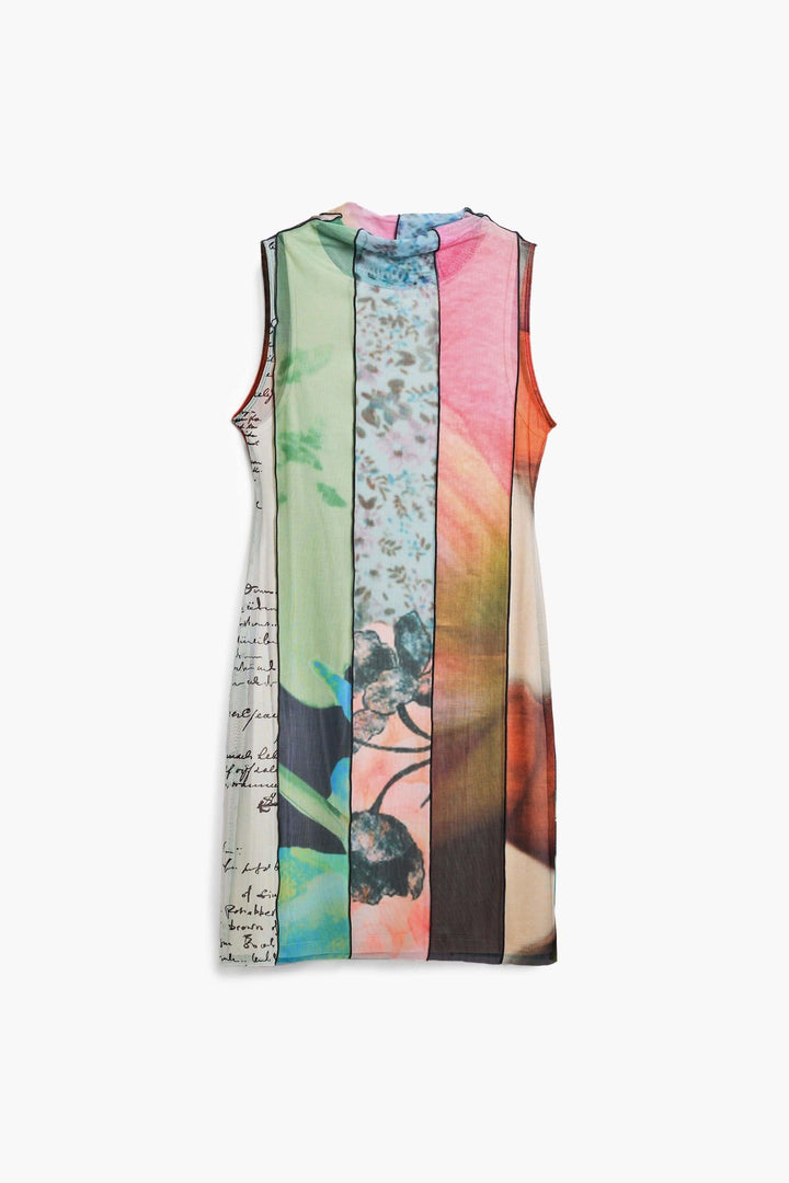 Robe courte à empiècements colorés avec motifs floraux et écriture, col roulé et sans manches.