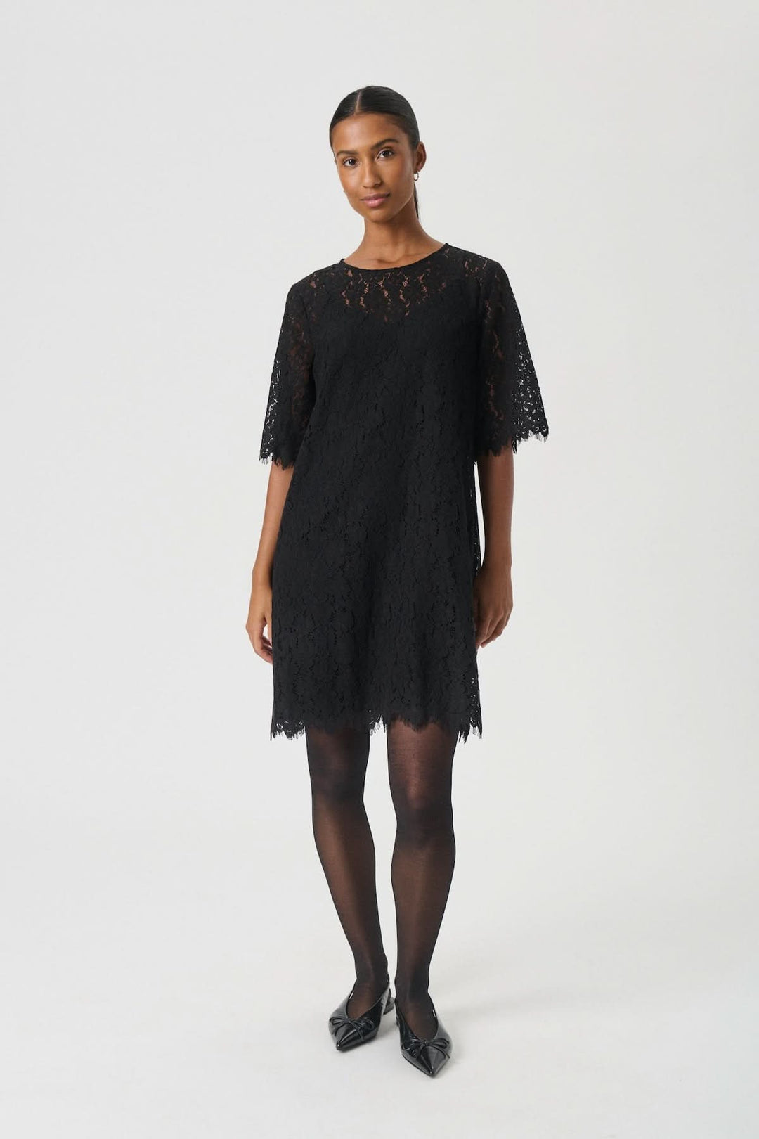 Robe en dentelle Vienne noire avec manches semi-transparentes et coupe évasée, idéale pour événement chic.