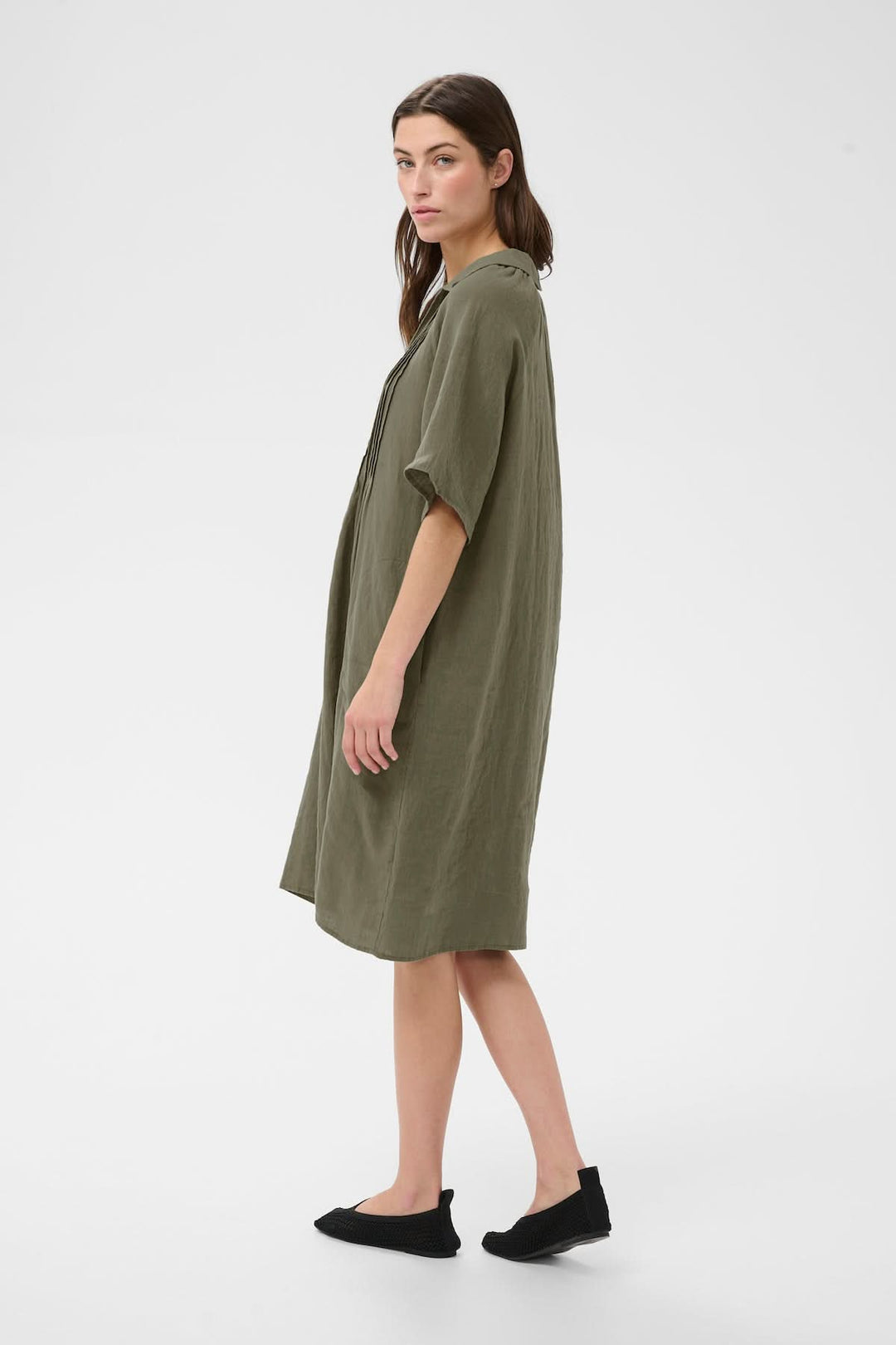 Robe en lin Ayla verte, coupe droite, longueur au genou, montrée de profil, style épuré et plissé élégant pour confort quotidien.