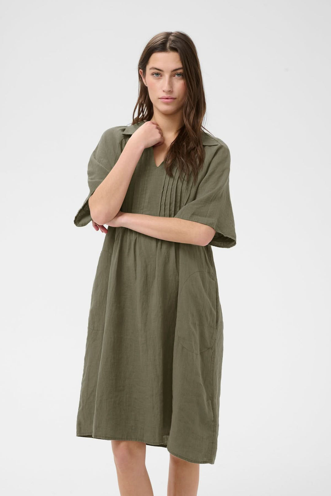 Robe en lin Ayla fluide, coupe droite, longueur genou, détails plissés, style épuré et décontracté pour diverses occasions.