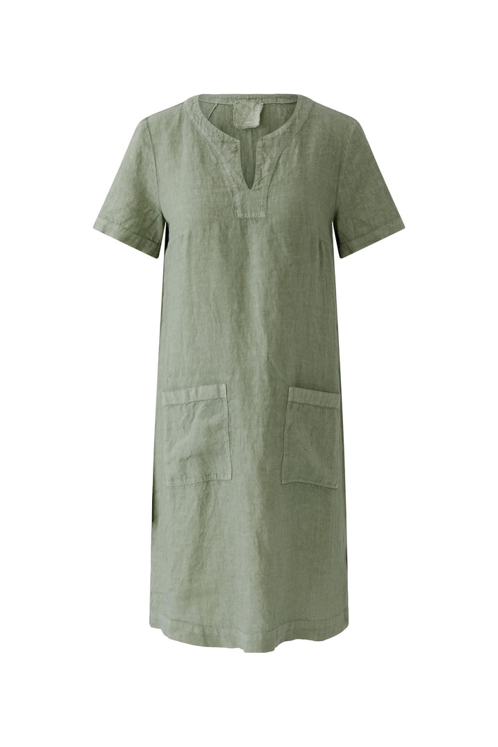 Robe en lin à manches courtes avec encolure V, poches avant et coupe droite. Idéale pour un style naturel et décontracté.