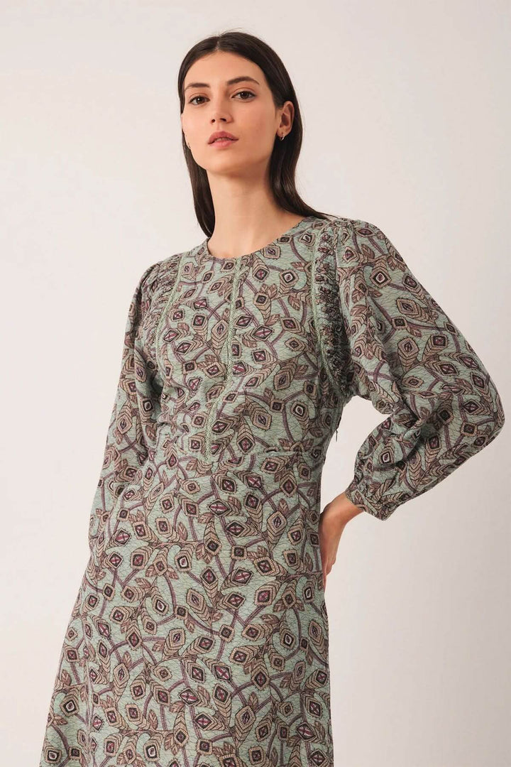 Robe longue au motif géométrique avec manches bouffantes et encolure ronde, idéale pour un style bohème chic.