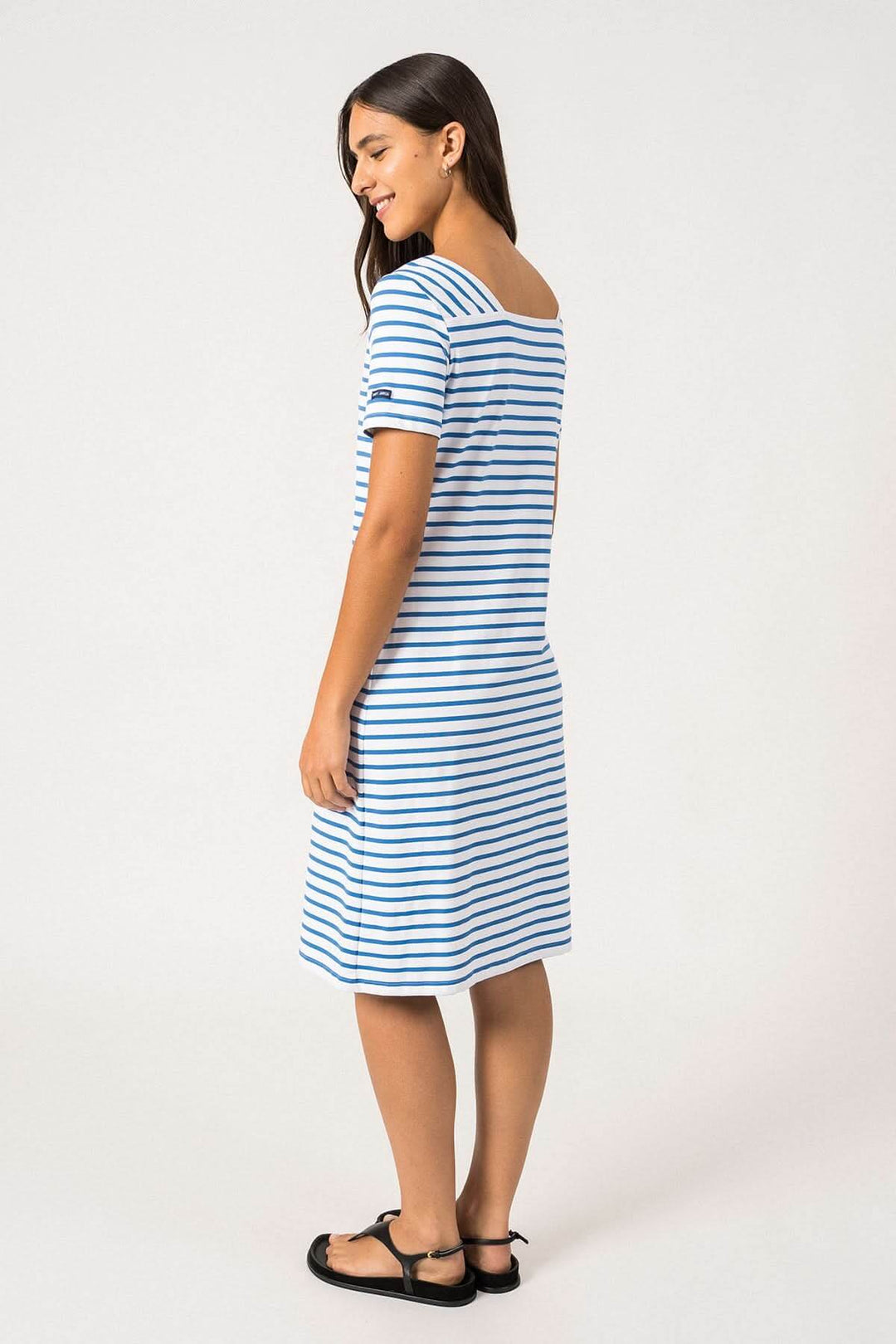 Robe manches courtes rayée en bleu et blanc, encolure carrée, longueur au dessous du genou, idéale pour l&