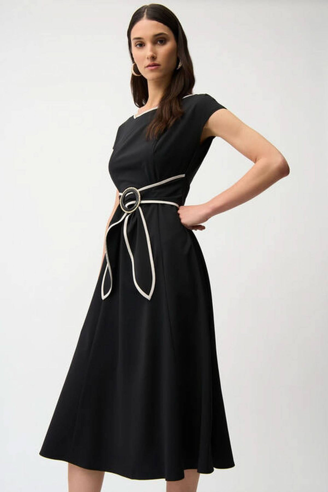 Robe midi ceinturée noire avec liseré contrastant, ceinture à boucle anneau, manches courtes, chic minimaliste, bureau ou événement.