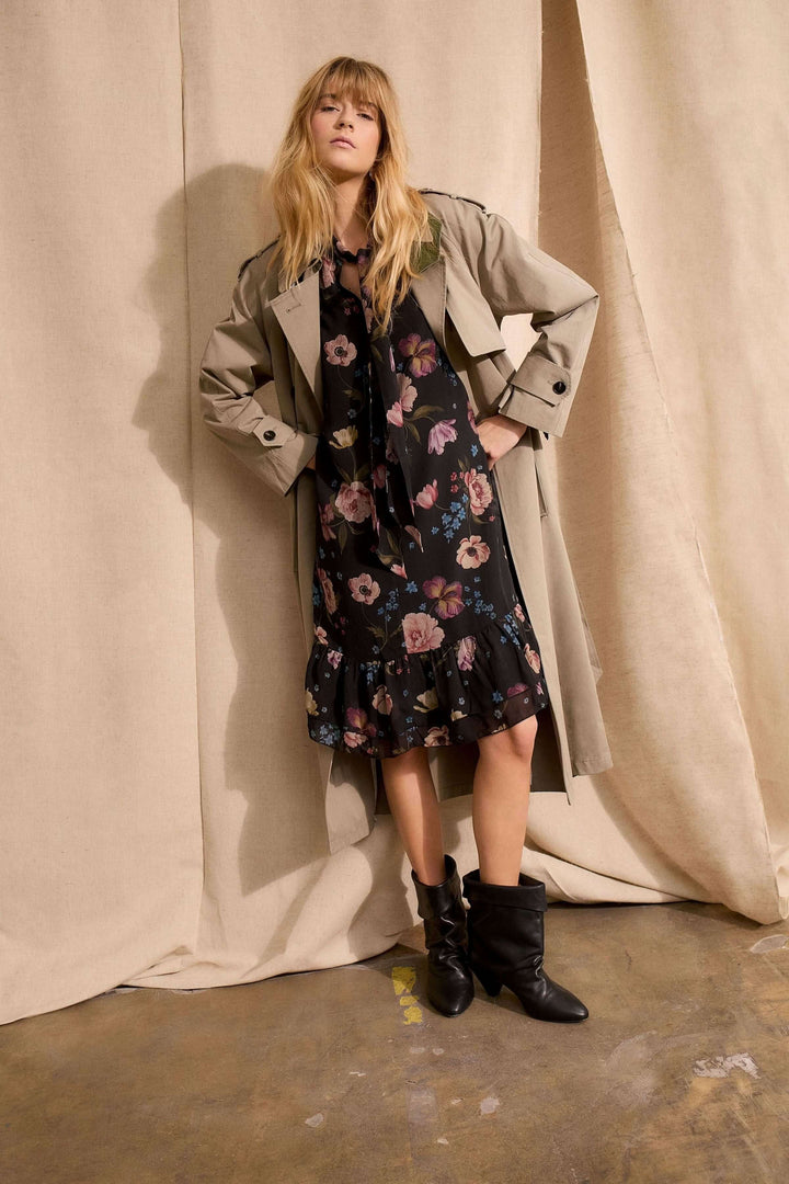 Robe midi fluide à imprimé floral, allure féminine, coupe droite évasée, encolure noble, matière légère, style avec bottes.