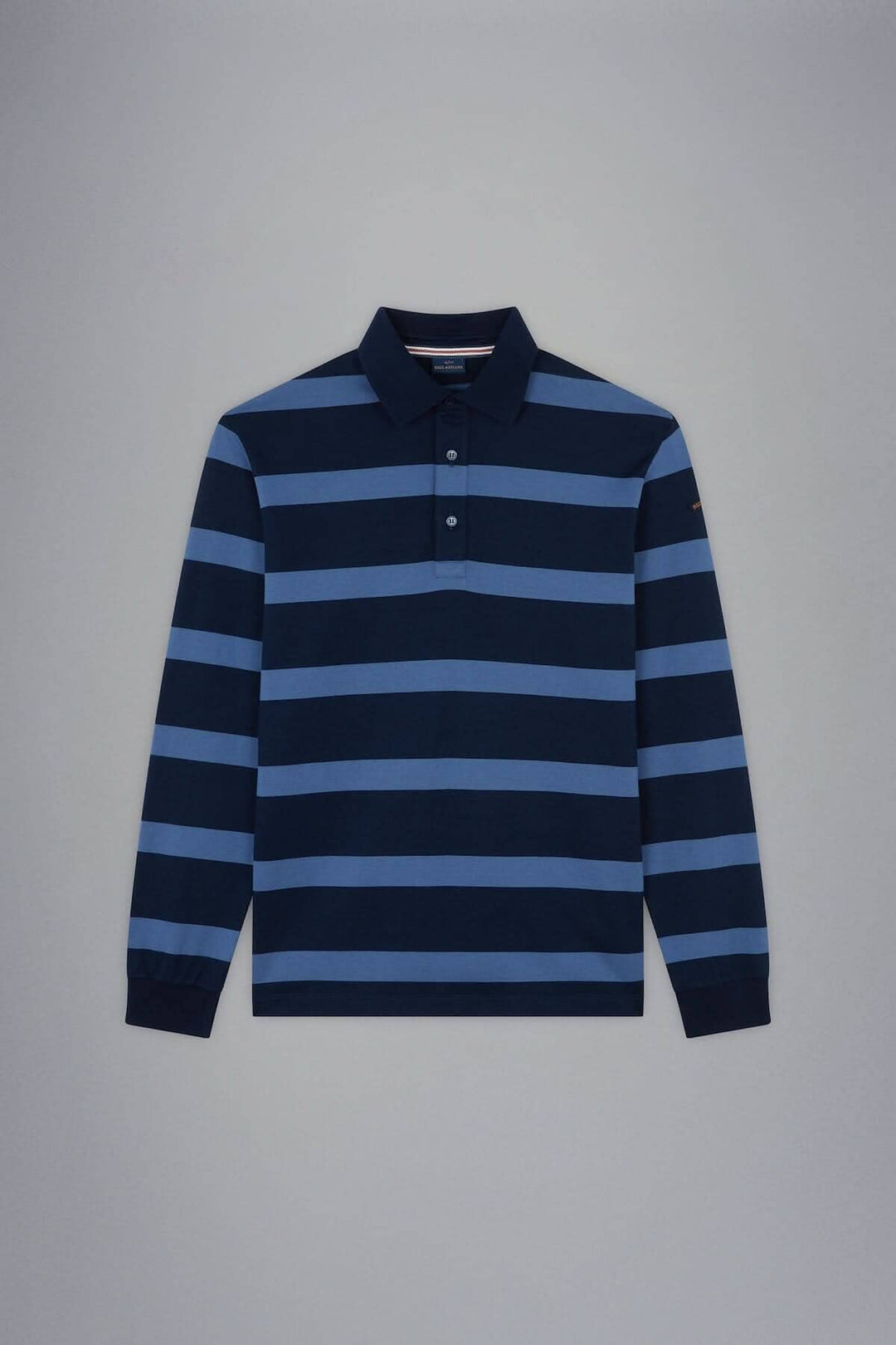 Polo rayé bleu marine et bleu clair, col classique, manches longues, style décontracté et élégant.