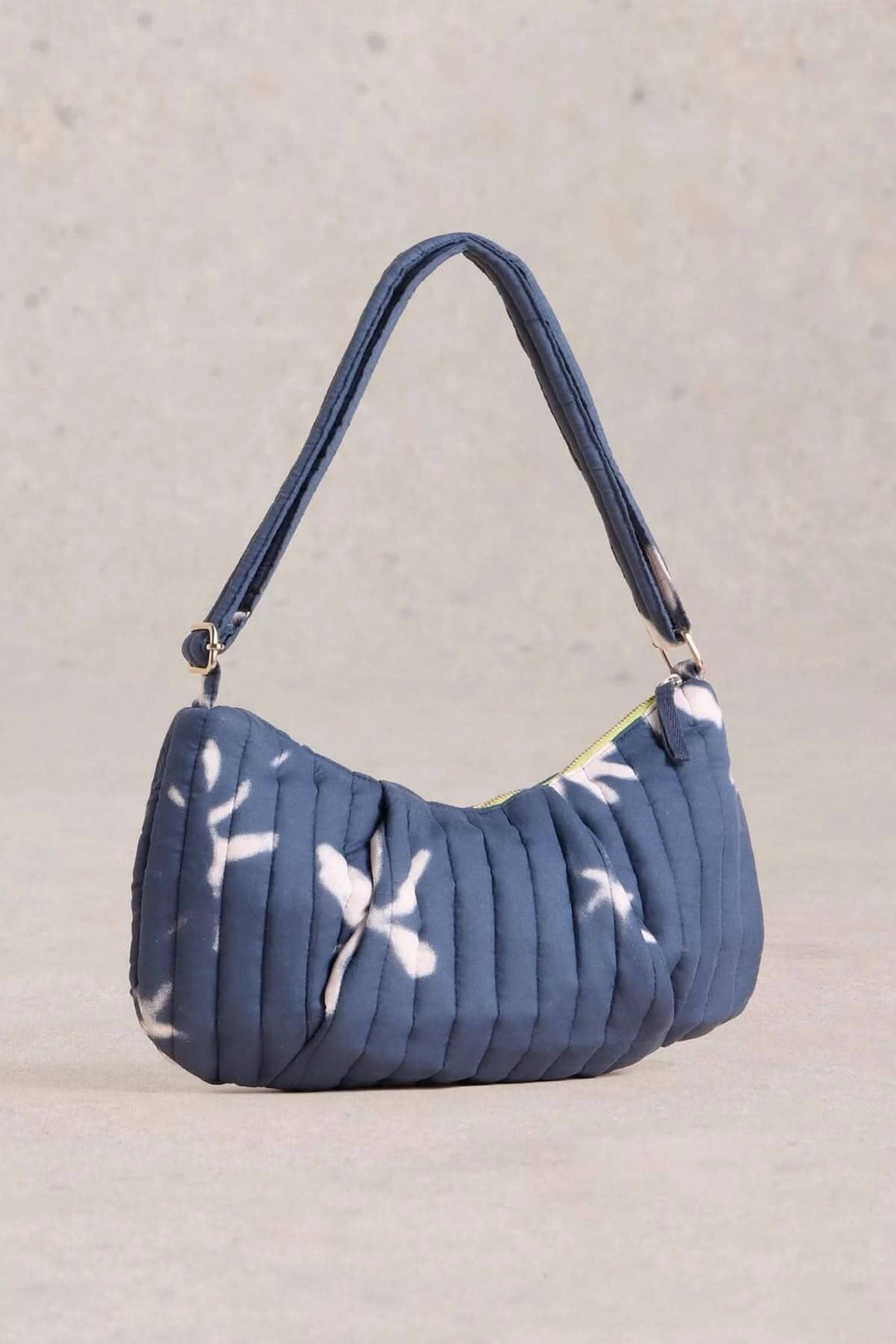 Sac bandoulière Zoe en cyanotype, design moelleux et artistique, parfait pour les tenues minimalistes ou audacieuses.
