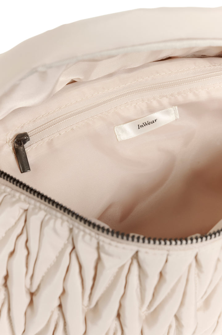Intérieur du Sac bandoulière matelassé Samy Bumbag avec texture froncée et compartiment spacieux.