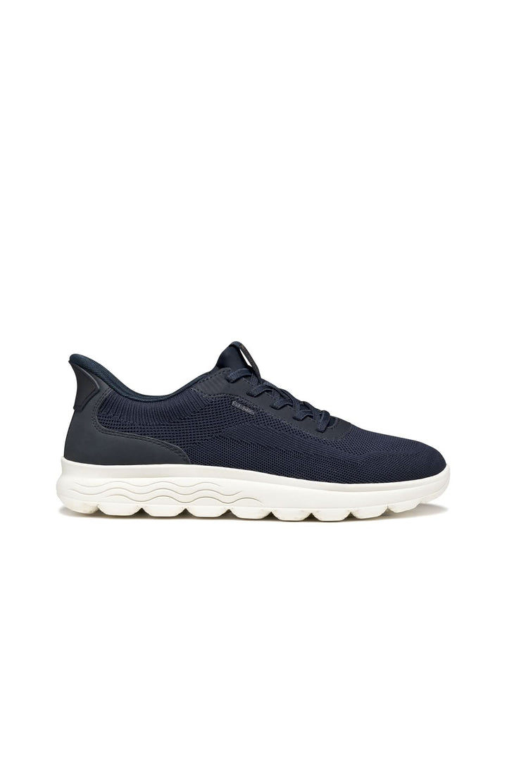 Sneaker en maille respirante avec tige souple et semelle épaisse amortissante, idéal pour confort et performance au quotidien.