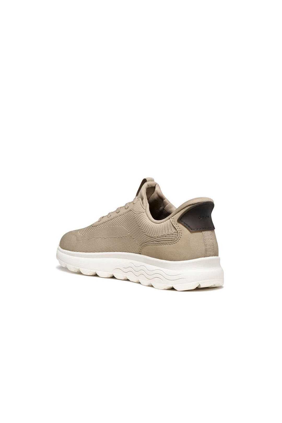 Vue latérale du sneaker en maille respirante avec semelle épaisse amortissante pour un soutien optimal et confort quotidien.