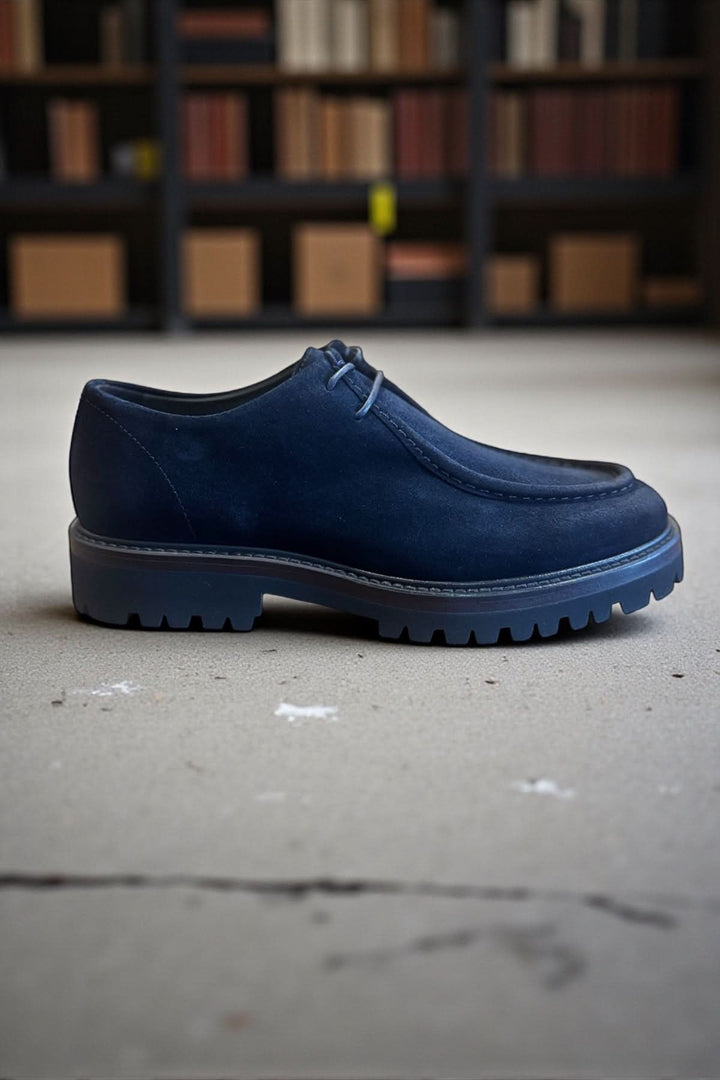 Soulier homme cuir veau suédé semelle caoutchouc bleu, élégance italienne, semelle durable pour confort quotidien, style polyvalent.