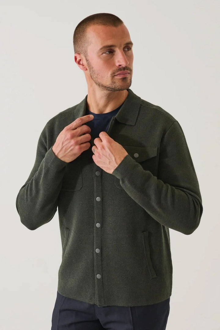 Homme portant une surchemise en laine mérinos extra-fine à boutons-pression, offrant un look moderne et élégant pour l&
