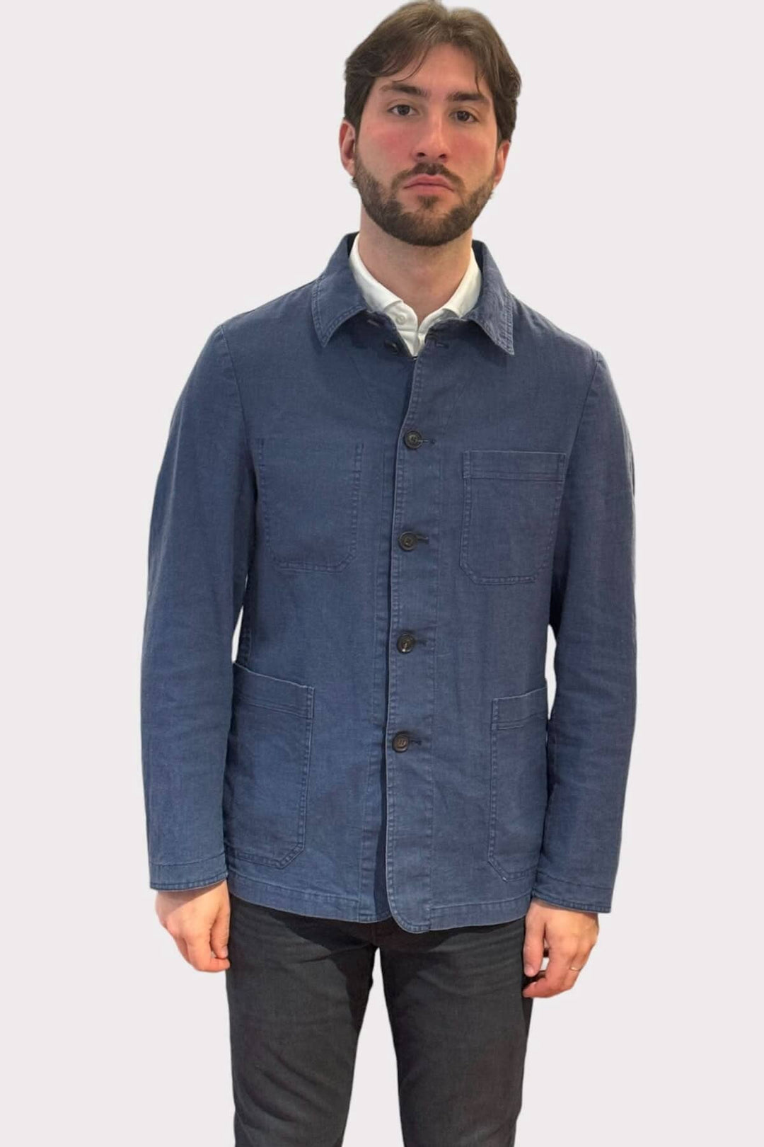 Surchemise en lin au look denim, offrant confort et style décontracté, parfaite pour le printemps et l&