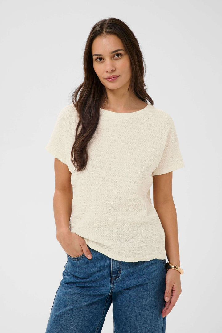 Femme portant un T-shirt Felecity texturé à manches courtes, idéal pour un style quotidien élégant et décontracté, composé de 95% viscose.