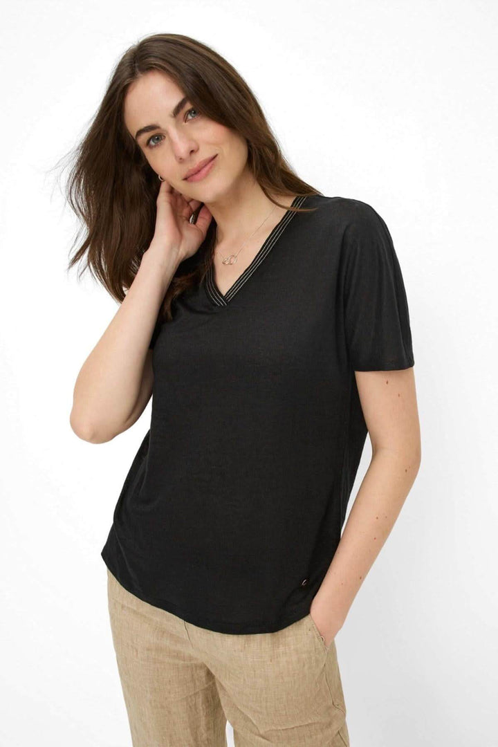 Femme portant un t-shirt col V noir avec couture décorative sur l&