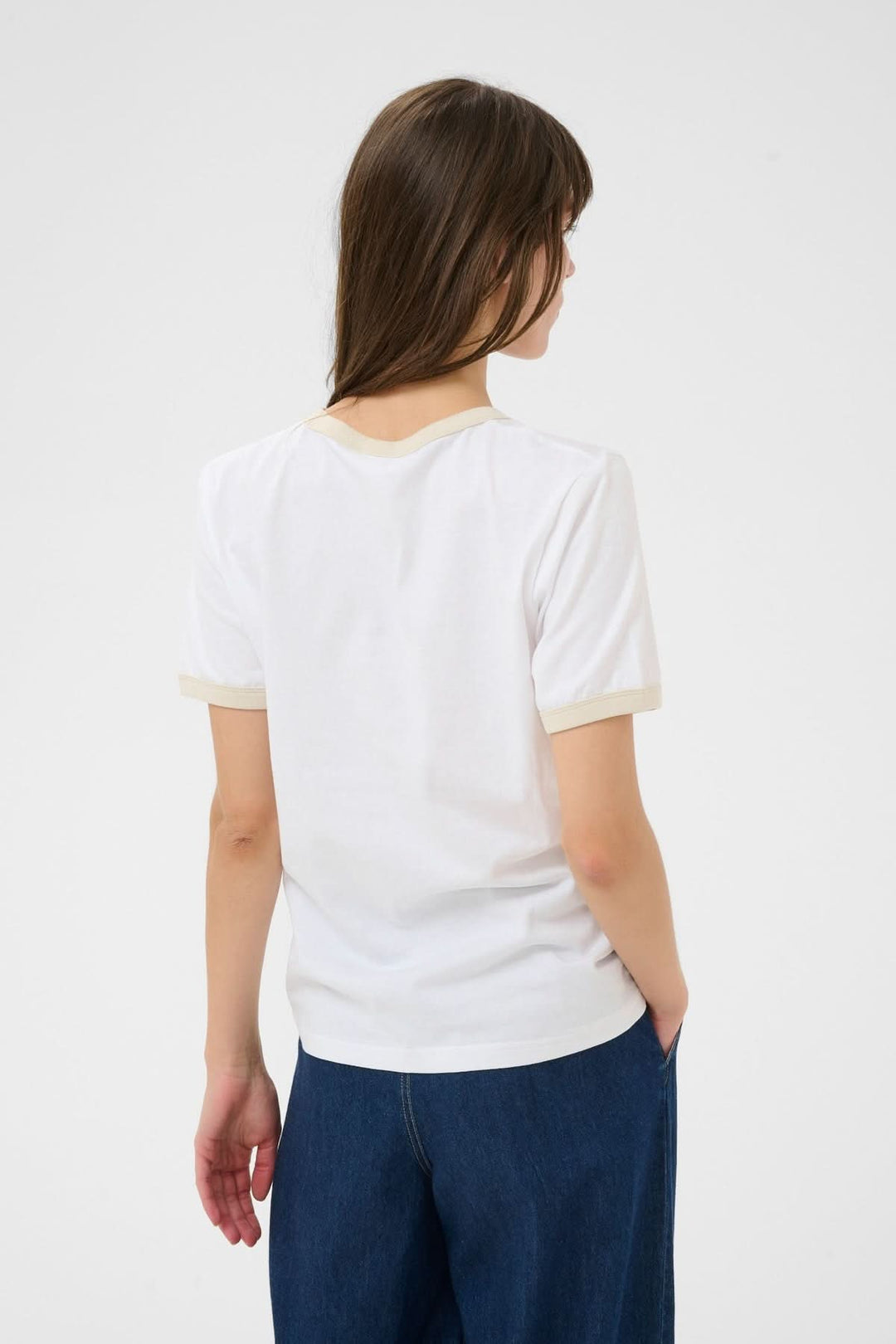 Vue arrière du T-shirt à col contrastant Angelita en blanc, coupe droite, manches courtes avec finitions contrastantes, porté par un modèle.