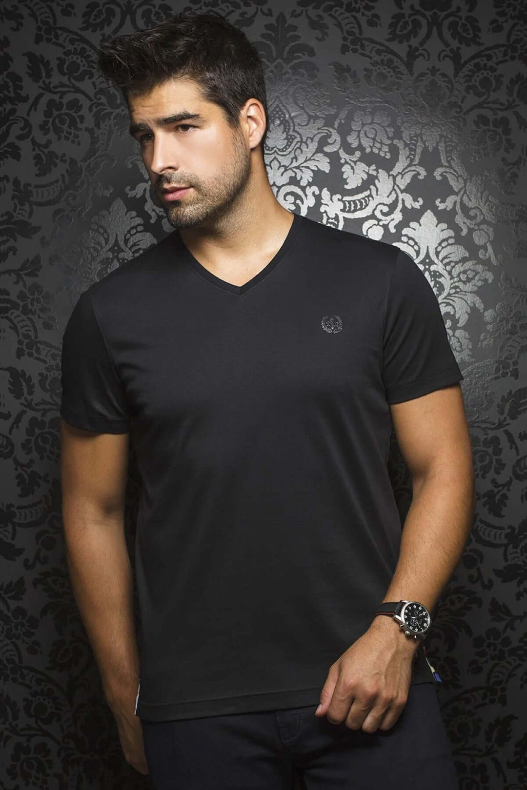 T-shirt noir en V pour homme, coupe ajustée, logo ton sur ton, parfait pour le style décontracté.