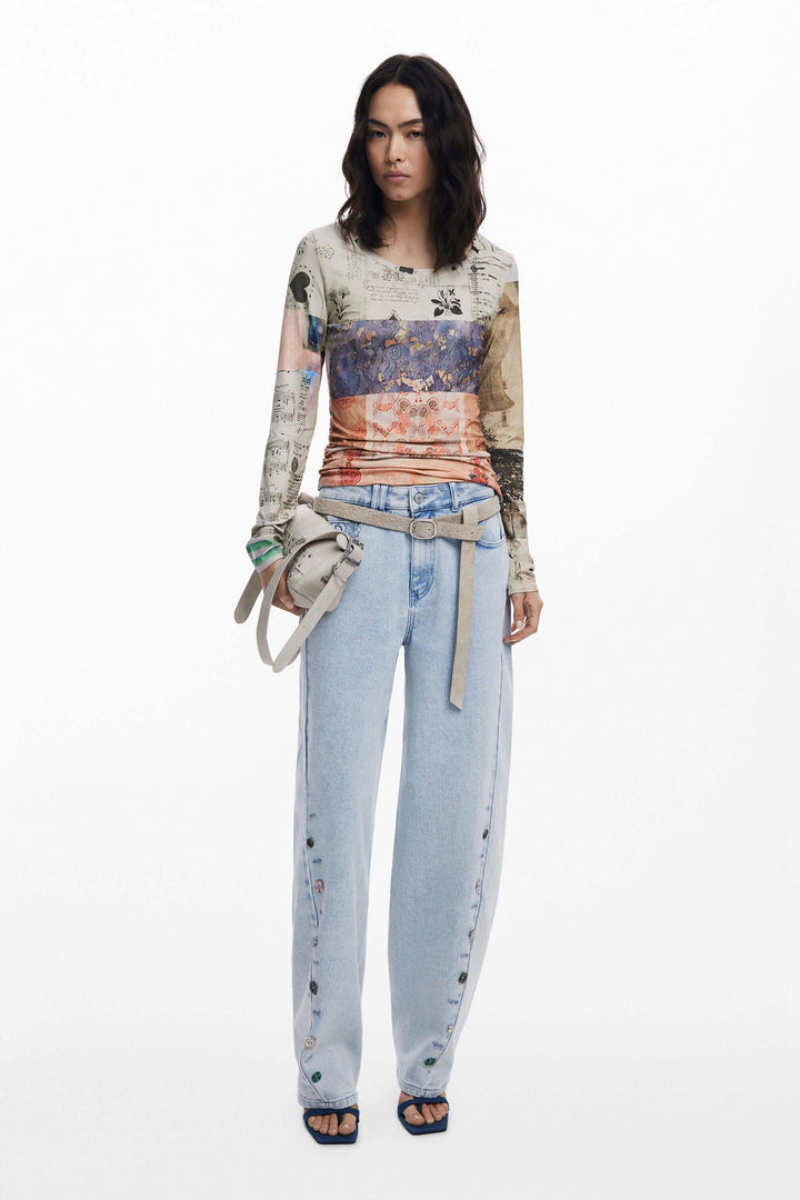 T-shirt imprimé patchwork à manches longues, coupe près du corps, imprimé artistique. Style avec jean ample, botte femme.